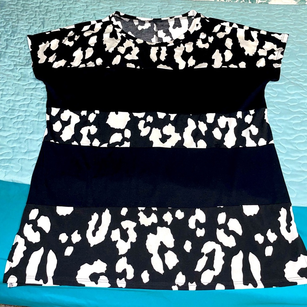 🖤Black and white leopard Boutique shirt!🤍